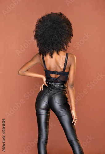 Foto Unrecognizable stylish black woman in studio