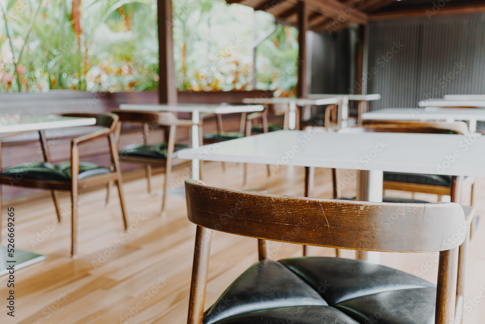 Obraz premium empty table and chair in restaurant