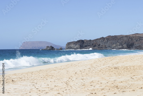 Fototapeta Naklejka Na Ścianę i Meble -  Playa de las Conchas with Mount Clara in the background. The island La Graciosa, Lanzarote, Canary Islands, Spain