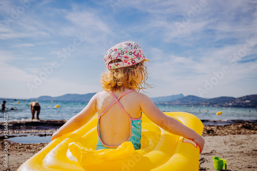 Enfants avec une bouée au bord de l'eau à Hyères photo