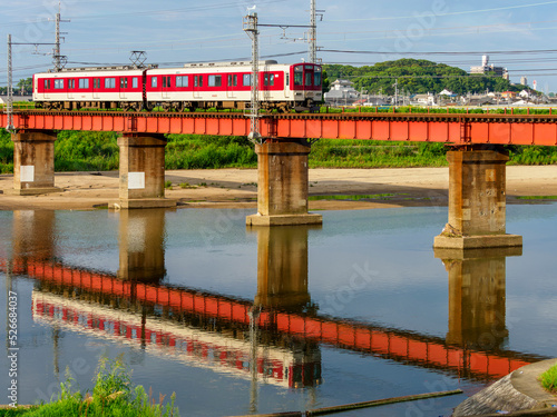 大和川を渡る近鉄道明寺線の電車