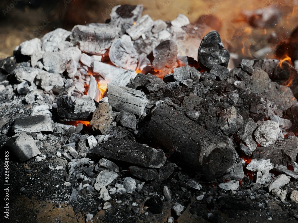 Fototapeta premium Braises chaudes sur un feu de camp