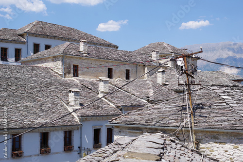 Paratonnerre et câbles électriques sur les toits des maisons ottomanes de Gjirokaster photo