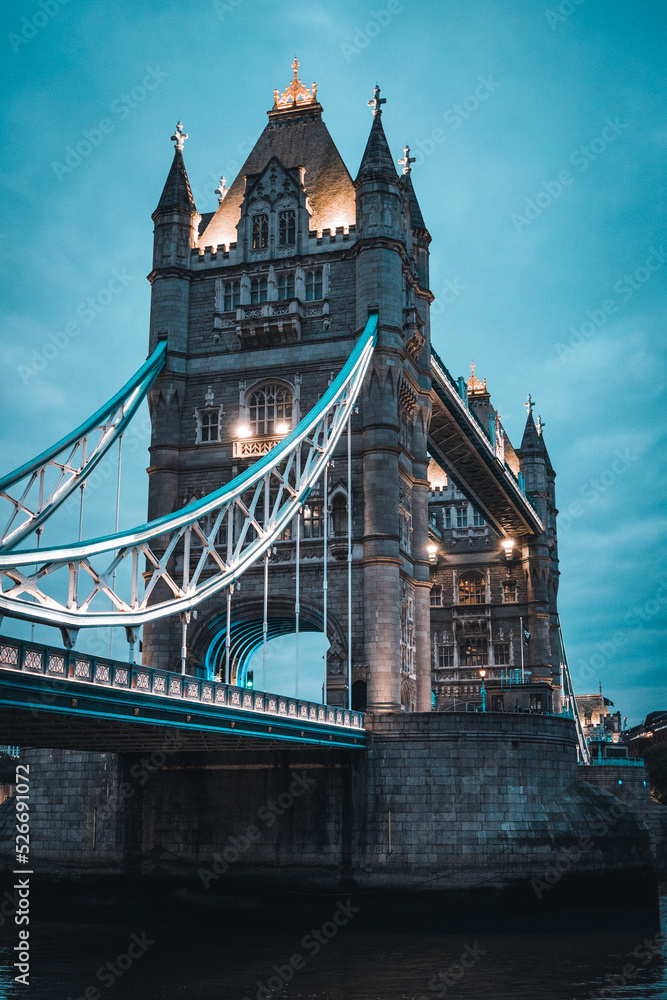 Obraz premium Illuminated Tower Bridge in the evening