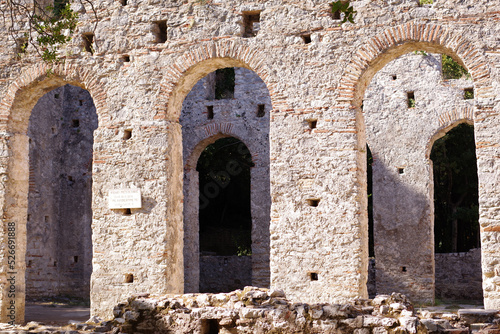 Vestiges d une ancienne basilique byzantine  Butrint