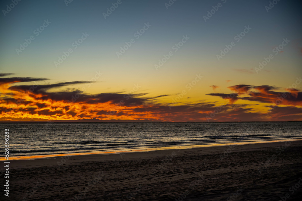 Obraz premium Dramatic vibrant sunset scenery in Puerto Penasco, Mexico