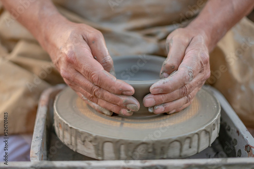 Artigiano della ceramica lavora con le mani l'argilla photo