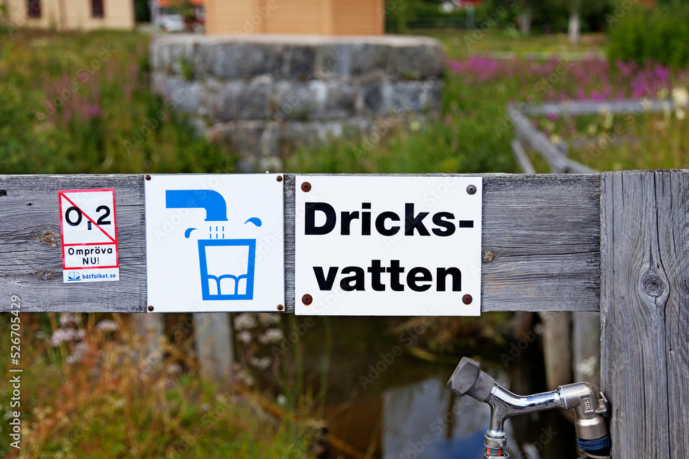 Obraz premium Ratan, Norrland Sweden - July 29, 2022: sign with the text - drinking water