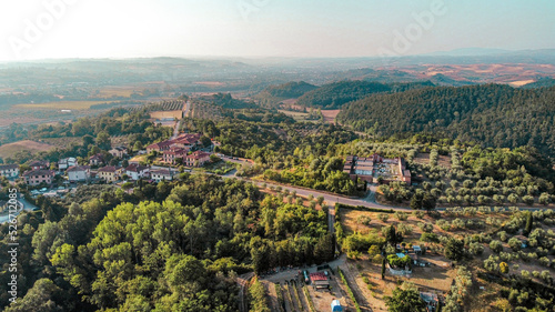 Panorama di città o paese di campagna toscana vista aerea