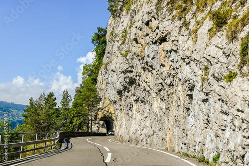 Thunersee, Uferstrasse, Seeufer, Interlaken, Unterseen, Beatenbucht, Merligen, Felsen, Steinschlag, Gefahr, Berge, Tunnel, Seerundfahrt, Wassersport, Alpen, Berner Oberland, Sommer, Schweiz photo