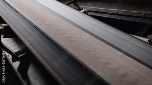 Conveyor line with sand or clay, in the production of porcelain stoneware or bricks. The prepared raw material is sent to the press.