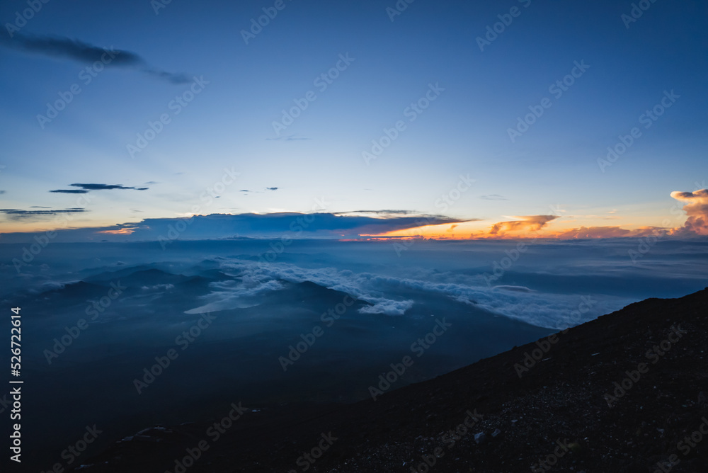 Fototapeta premium 富士山の頂上からの御来光 