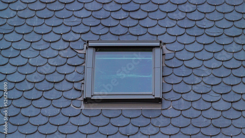 fenêtre de toit sur toiture en ardoise photo