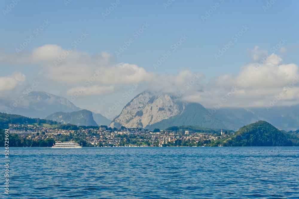 Naklejka premium Spiez, Schloss, Dorf, Thunersee, Niesen, Stockhorn, Merligen, Seeufer, Morgennebel, Wolken, Alpen, Schweizer Berge, Wassersport, Schifffahrt, Seerundfahrt, Wanderweg, Berner Oberland, Sommer, Schweiz