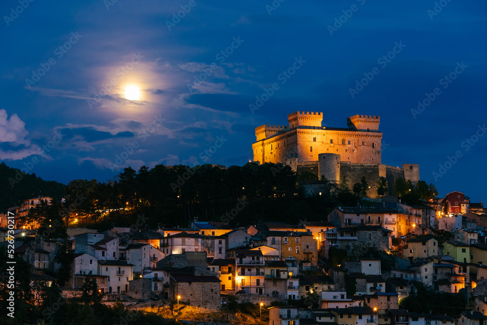 Castello di Celano di notte con luna