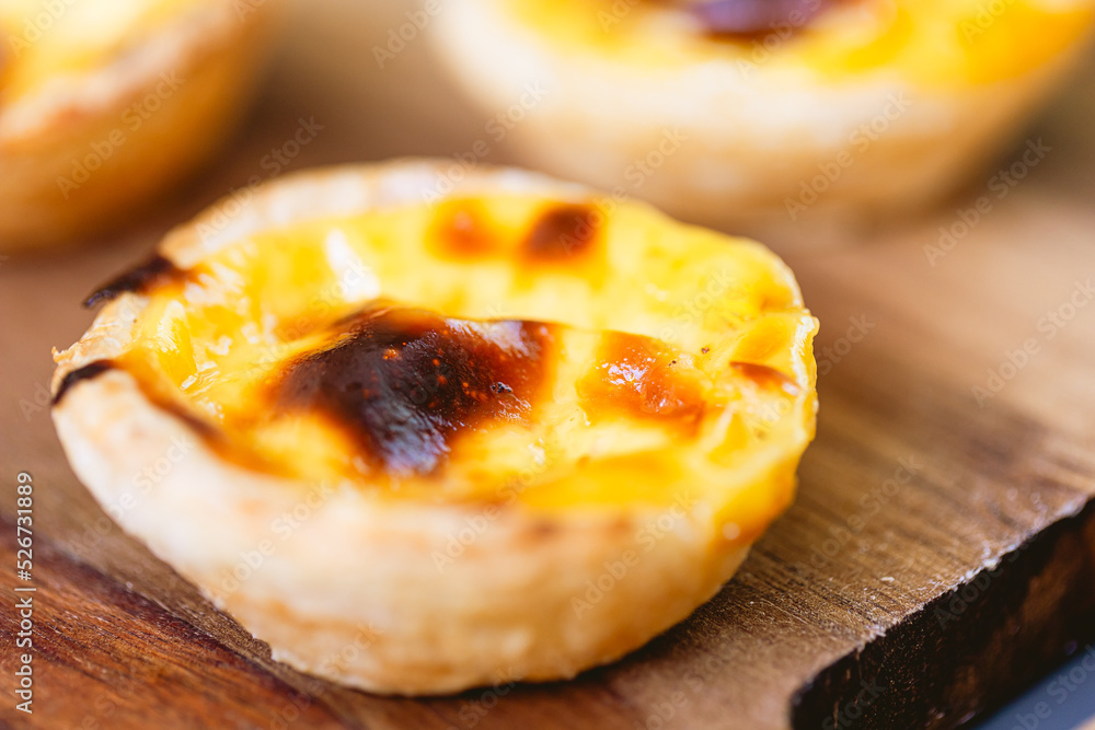 Pastel de Belém ou Pastel de Nata. Pastéis de belém sobre uma tábua de