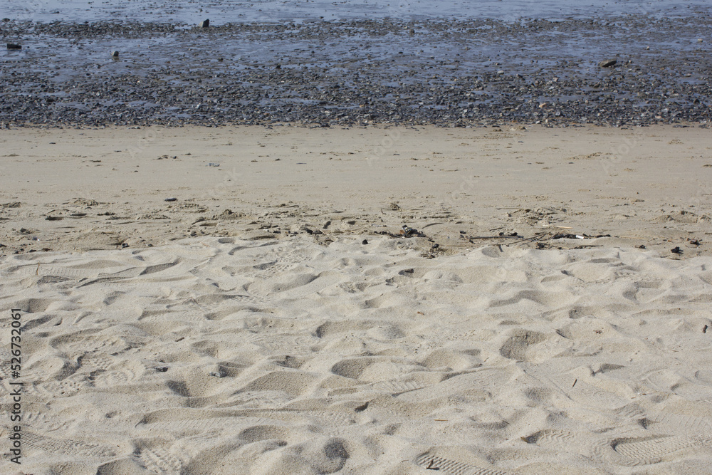 It is a beach with tidal flats and sandy beaches. It is a beach with tidal flats and sandy beaches.