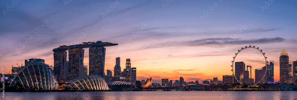 Panoramic view of Singapore skyscrapers at dusk. - obrazy, fototapety, plakaty 
