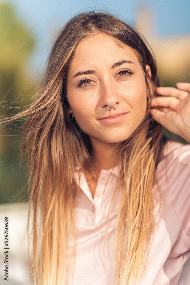 Chica joven con septum y conjunto de tenis rosa en cancha de tenis con raqueta Chica joven con septum y conjunto de tenis rosa en cancha de tenis con raqueta