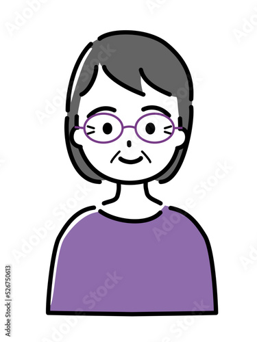 眼鏡をかけて微笑む高齢女性(上半身)