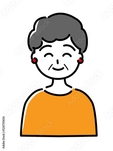 イヤリングを付けて微笑む高齢女性(上半身)