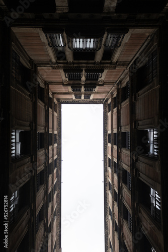 Vista nadir de las fachadas de un edificio