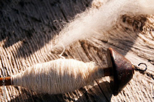 Quadro em tela Old wool spindle and virgin wool.