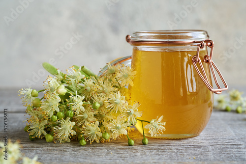 Bild auf Leinwand Honey with fresh linden blossoms on a wooden table