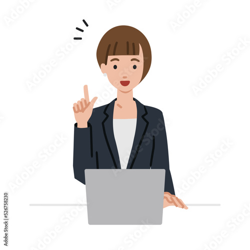 デスクで座ってPCを開いて何かひらめいたスーツの女性