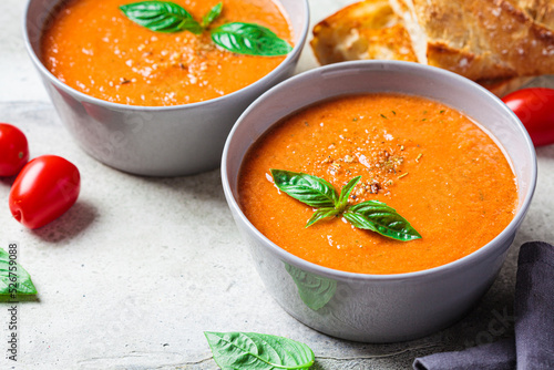 Obraz na plátně Traditional gaspacho in gray bowl. Summer tomato soup with basil.