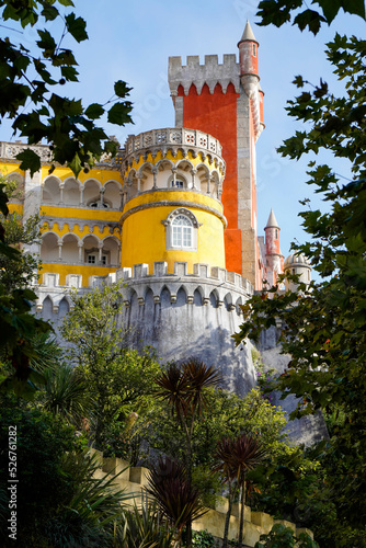 Torres de colores del Palacio da Pena en Sintra, Portugal 