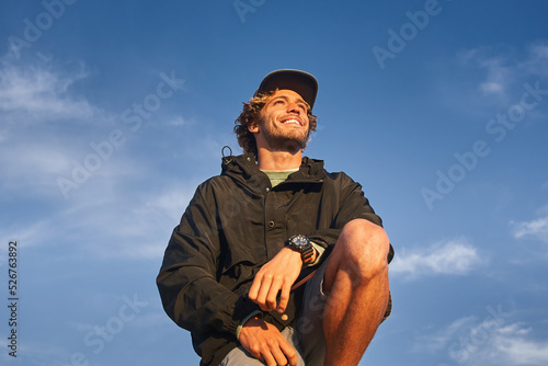 фотографія Relax caucasian man looking away at the summer