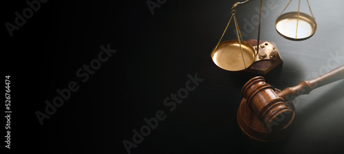 Photo Judge gavel on a wooden desk
