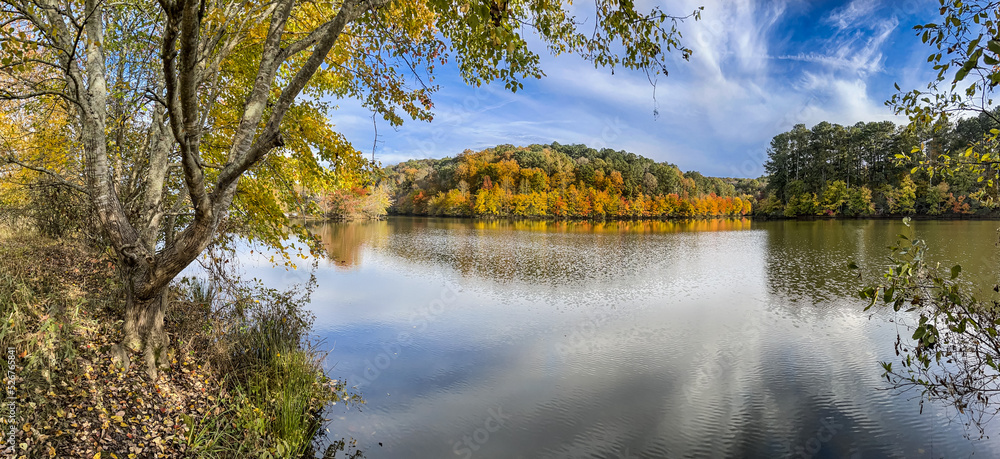 Fototapeta premium Panorama Of Fall Foliage Colors Around North Georgia Lake