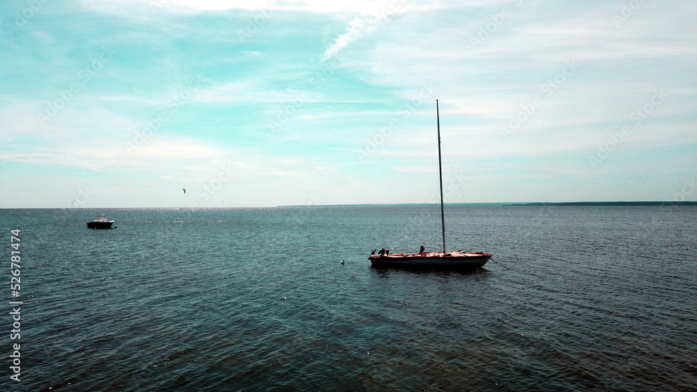 Fototapeta premium łódka na morzu i chmury 