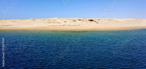 meraviglioso e rilassante panorama estivo delle coste lungo il mar Rosso in Egitto photo