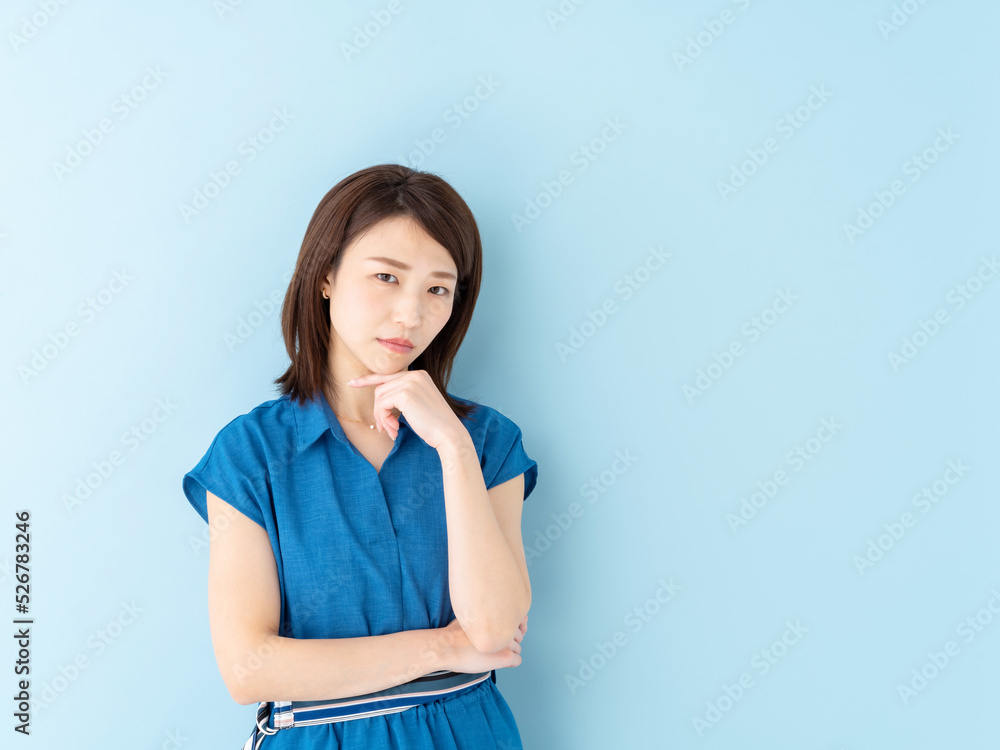 悩む女性・ブルーバック 悩む女性・ブルーバック
