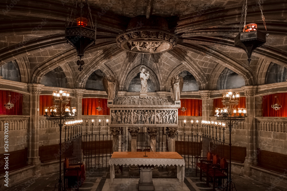 Obraz premium underground crypt of santa eulalia in barcelona cathedral, gothic cathedral