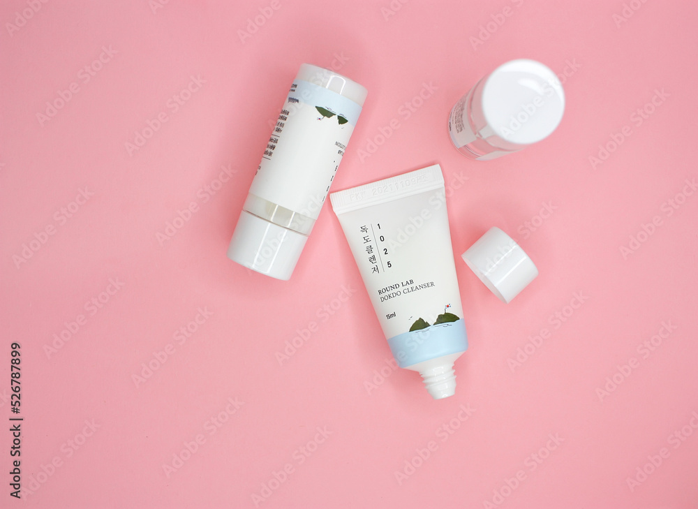Φωτογραφία KYIV, UKRAINE - 19 AUGUST 2022: Flat lay set of travel size mini korean skin care products Round Lab, Dokdo tonic, cleanser and lotion