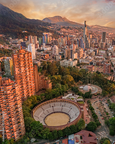 Obraz na płótnie Paisaje urbano de la ciudad de Bogotá, Colombia, ubicada en sur américa w salonie
