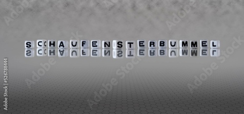 schaufensterbummel Wort oder Konzept dargestellt durch schwarze und weiße Buchstabenwürfel auf einem grauen Horizonthintergrund