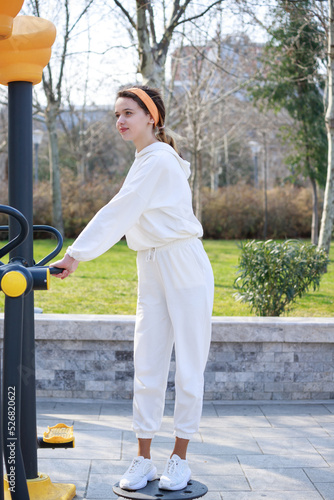 Quadro su tela Vertical photo fop young female doing her daily training at the outdoor gym