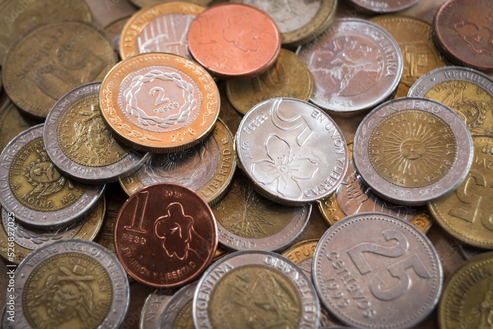 Monedas de pesos argentinos amontonadas unas sobre otras. monedas brillosas Monedas de pesos argentinos amontonadas unas sobre otras. monedas brillosas