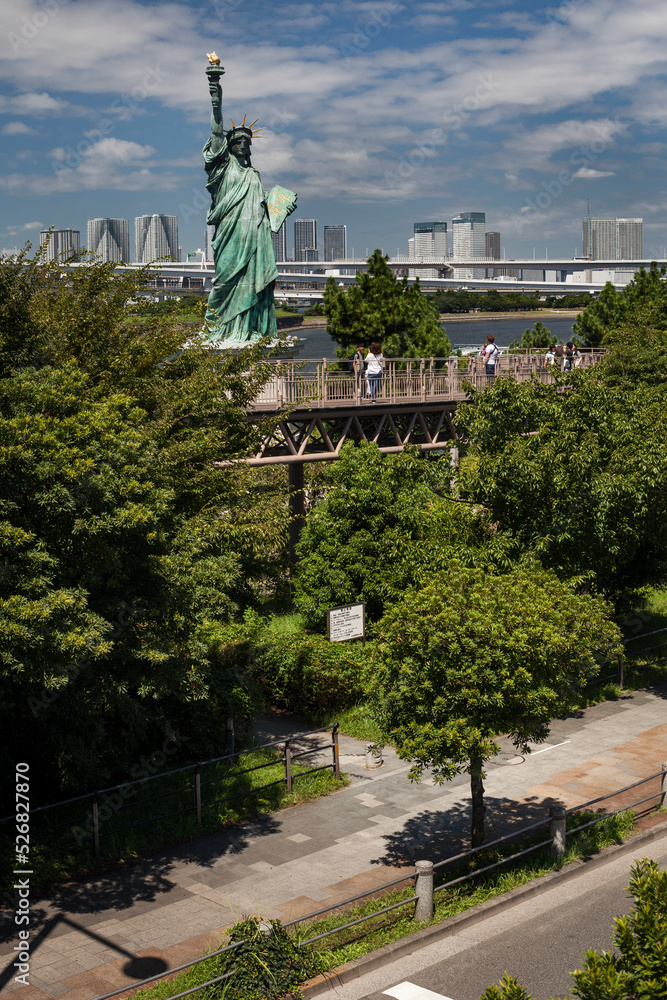 Fototapeta premium Odaiba Statue of Liberty with Tokyo skyline in the background in Odaiba Marine Park
