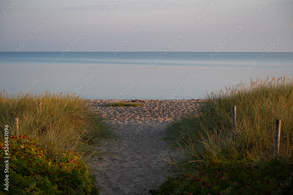 Strandaufgang an der Ostsee am Morgen