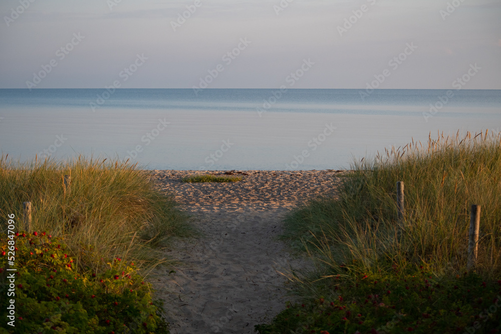 Strandaufgang an der Ostsee am Morgen Strandaufgang an der Ostsee am Morgen