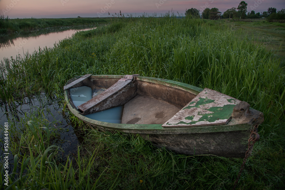 Łódki nad rzeką Narew. Waniewo, Polska Łódki nad rzeką Narew. Waniewo, Polska
