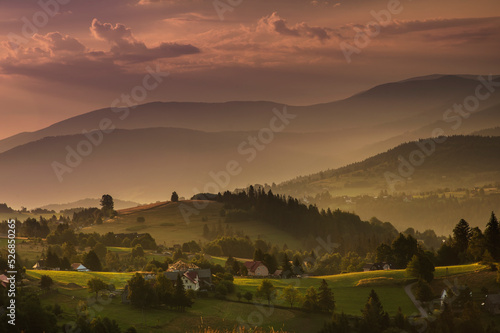 Widok z góry Ochodzita w Beskidzie Śląskim w Polsce © Zbigniew