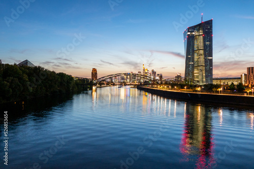Europäische Zentralbank mit Frankfurter Skyline während des Sonnenuntergangs