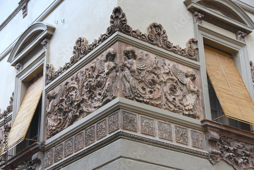 Relief von Angelo Biscarini an der Fassade des ehemaligen Romizzi-Palastes photo